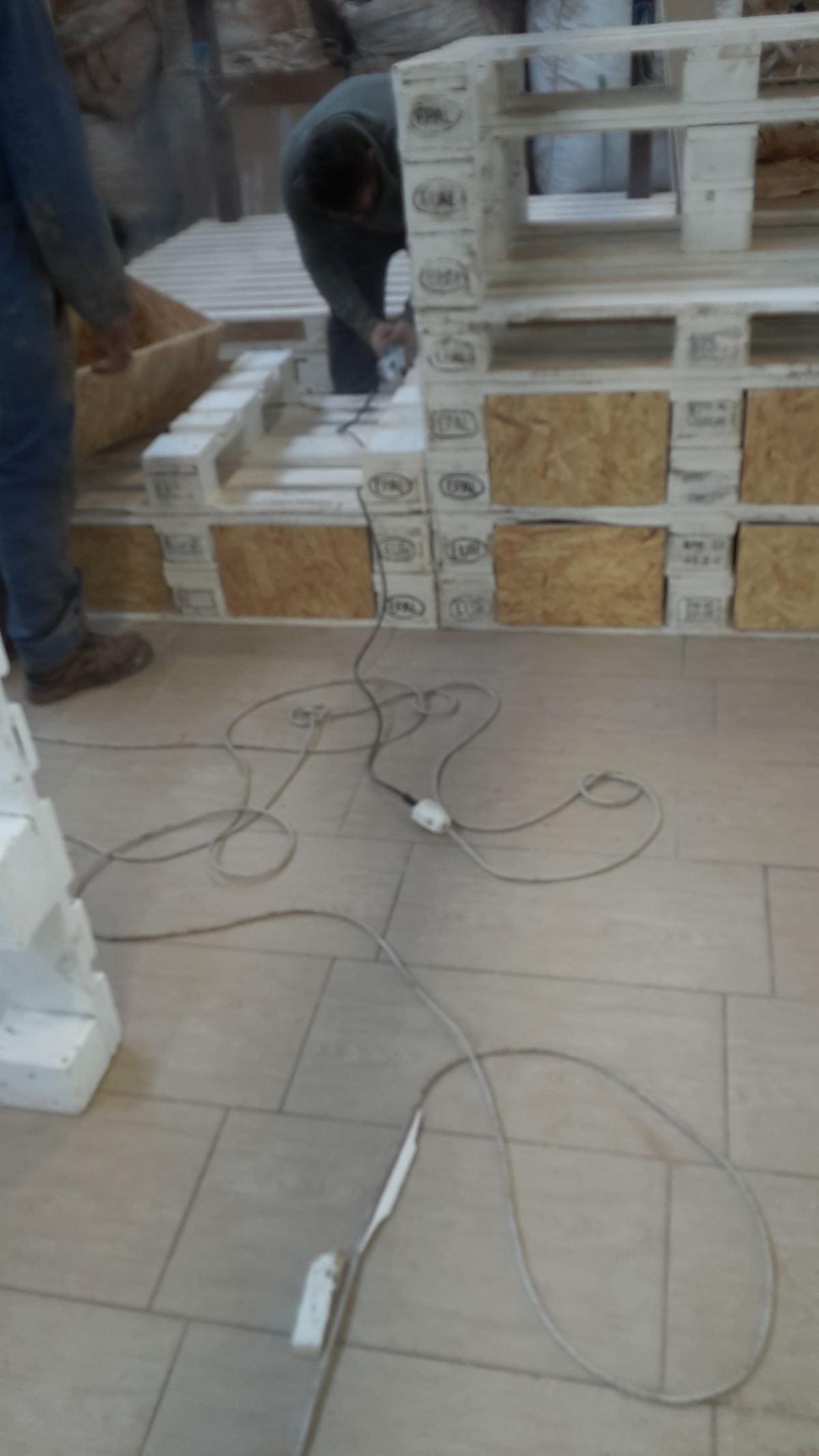 Lavorazione di falegnameria con materiali recuperati in un cantiere di ristrutturazione