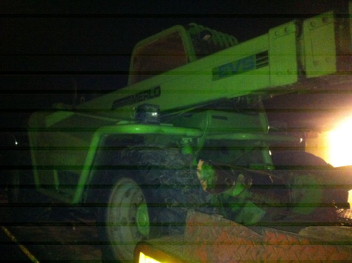 Lavorazioni notturne con mezzo operativo illuminato in un'area di cantiere