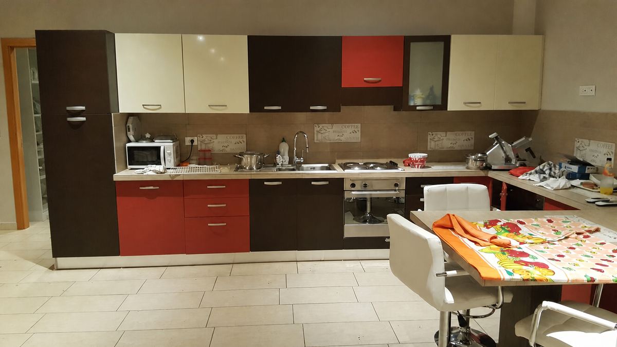 Cucina completata con arredi e piano di lavoro in un ambiente interno