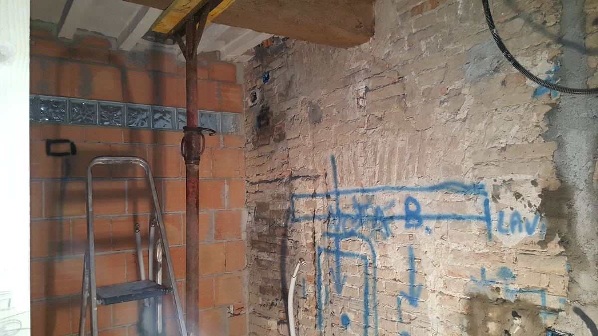 Recupero di un solaio e predisposizione di un bagno in un cantiere di ristrutturazione