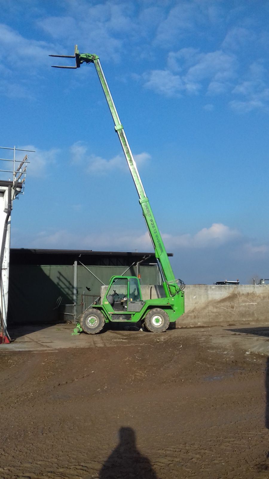 Movimentazione di materiali all'esterno con sollevatore telescopico in cantiere