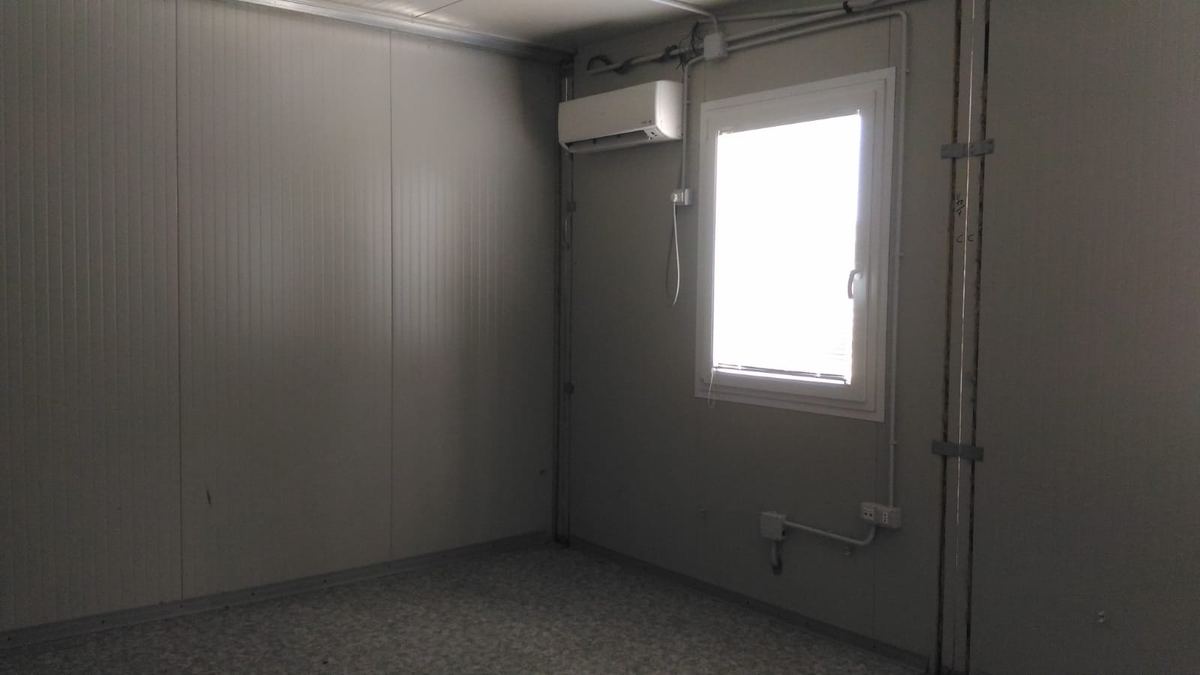 Predisposizione di un ufficio di cantiere in un ambiente interno