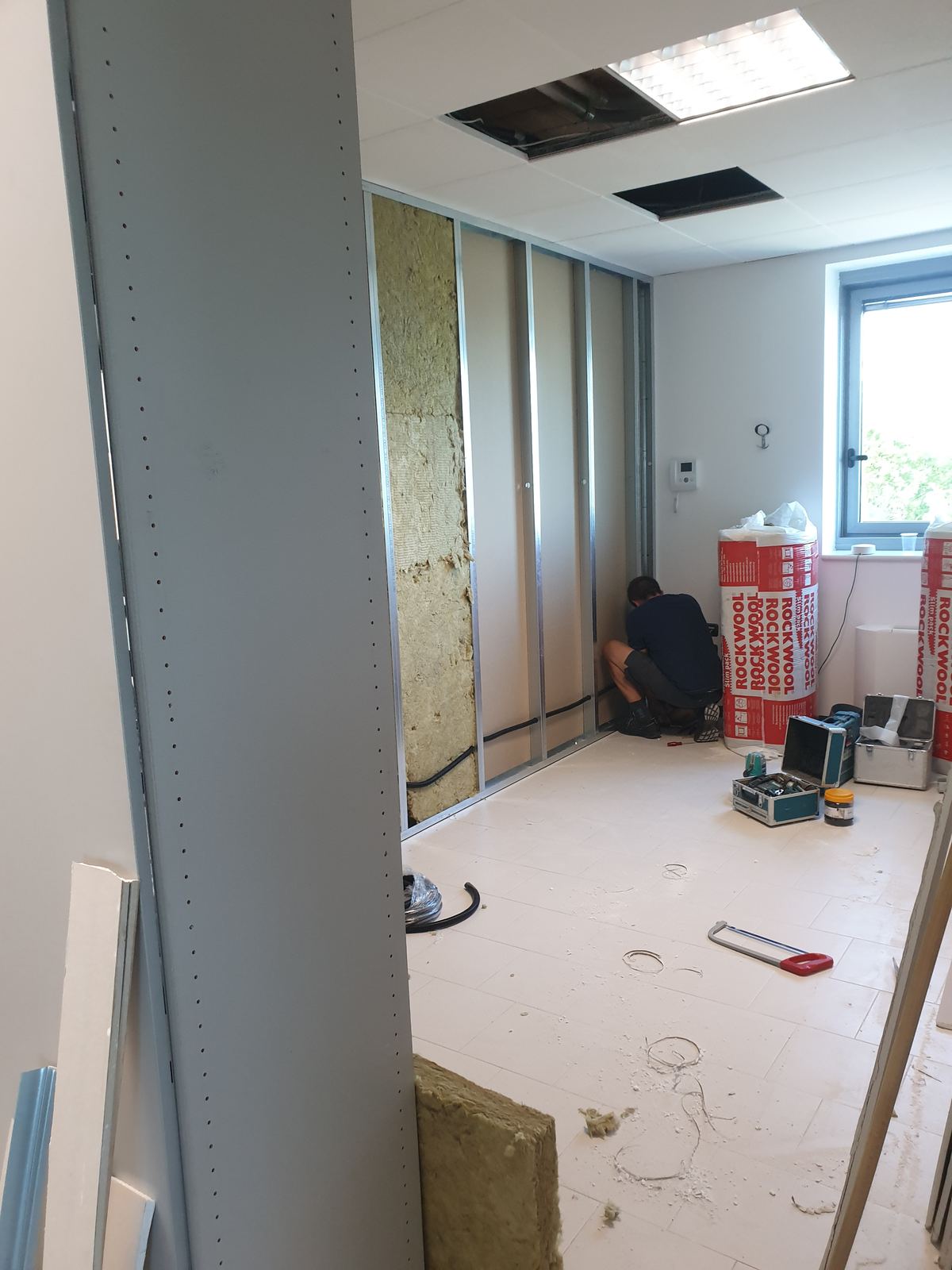 Creazione di pareti divisorie con struttura metallica in un cantiere