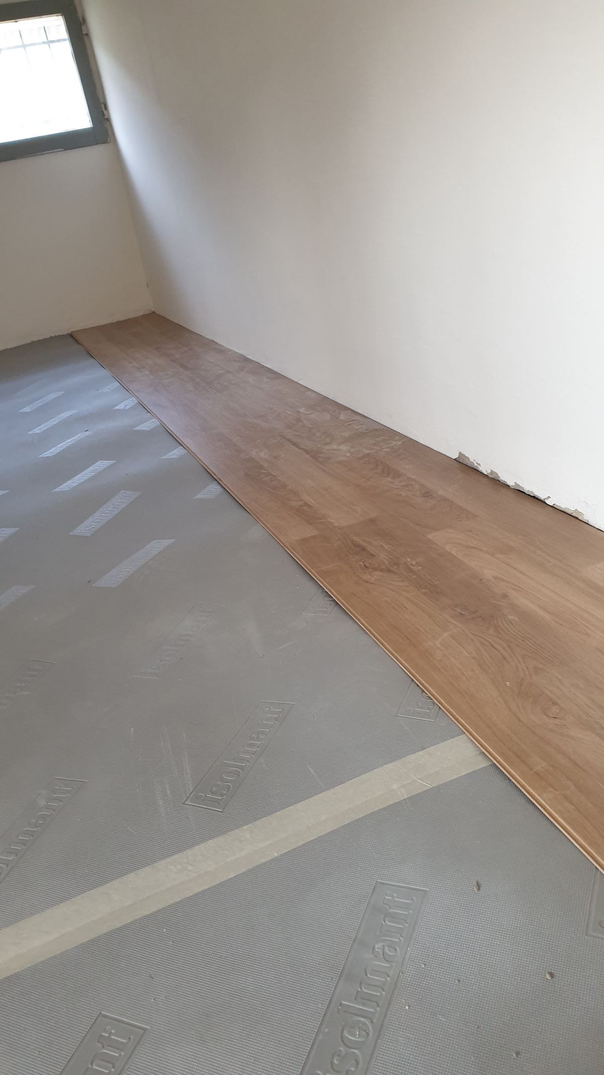 Posa a secco di un pavimento in legno su materassino isolante