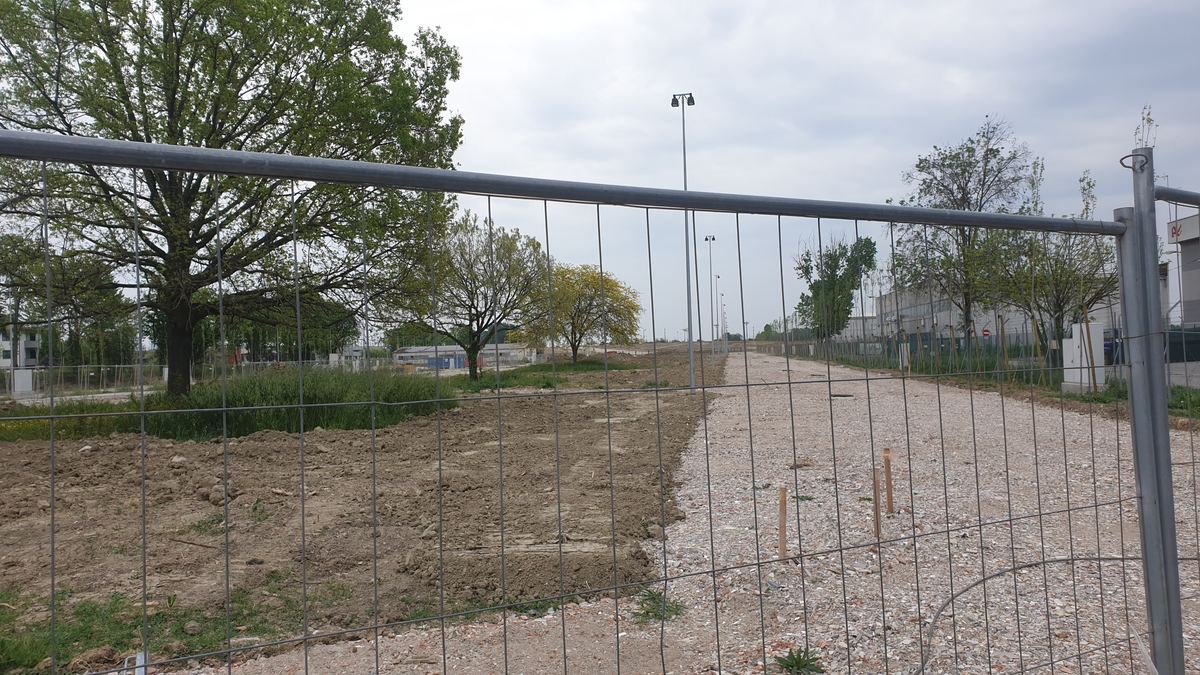 Area esterna e recinzione fotografate prima delle lavorazioni di riqualificazione