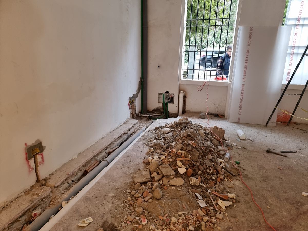 Ambiente interno con demolizioni e materiali di risulta durante il cantiere