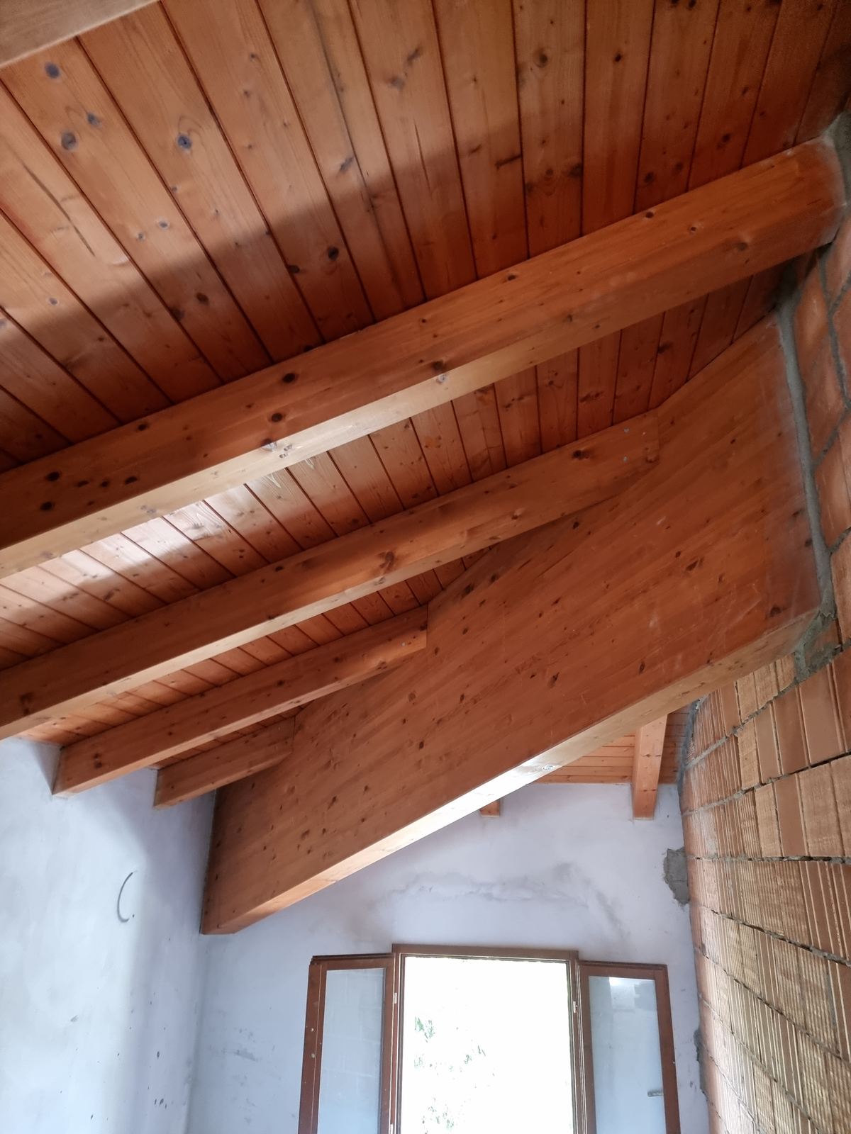 Nuovo tetto in legno con travi a vista e tavolato interno