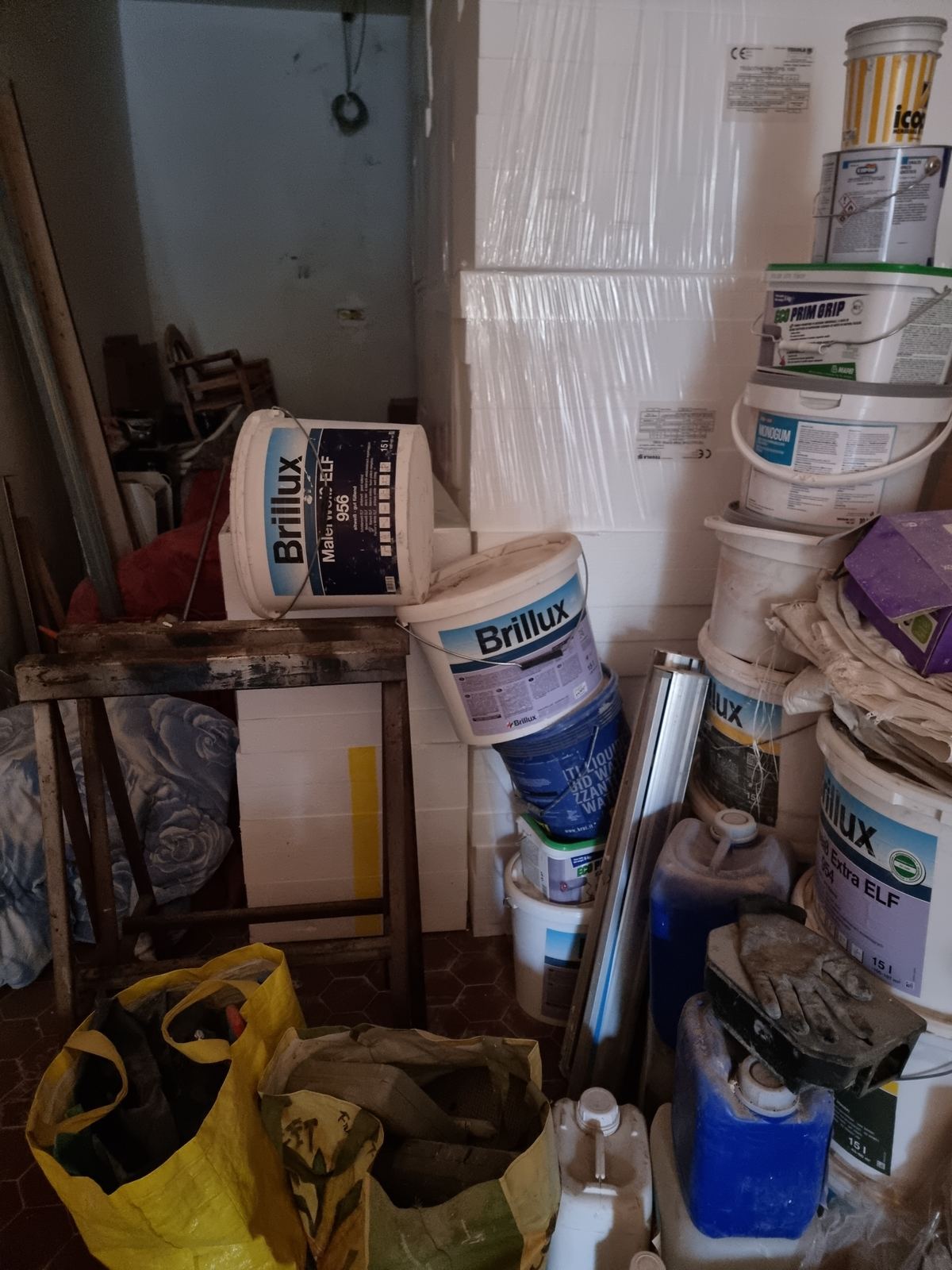 Materiali e forniture accatastati in un ambiente di cantiere