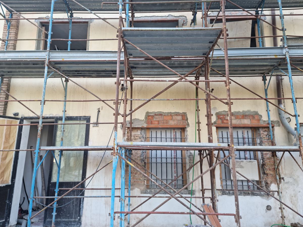 Predisposizione di un ponteggio davanti a una facciata in ristrutturazione