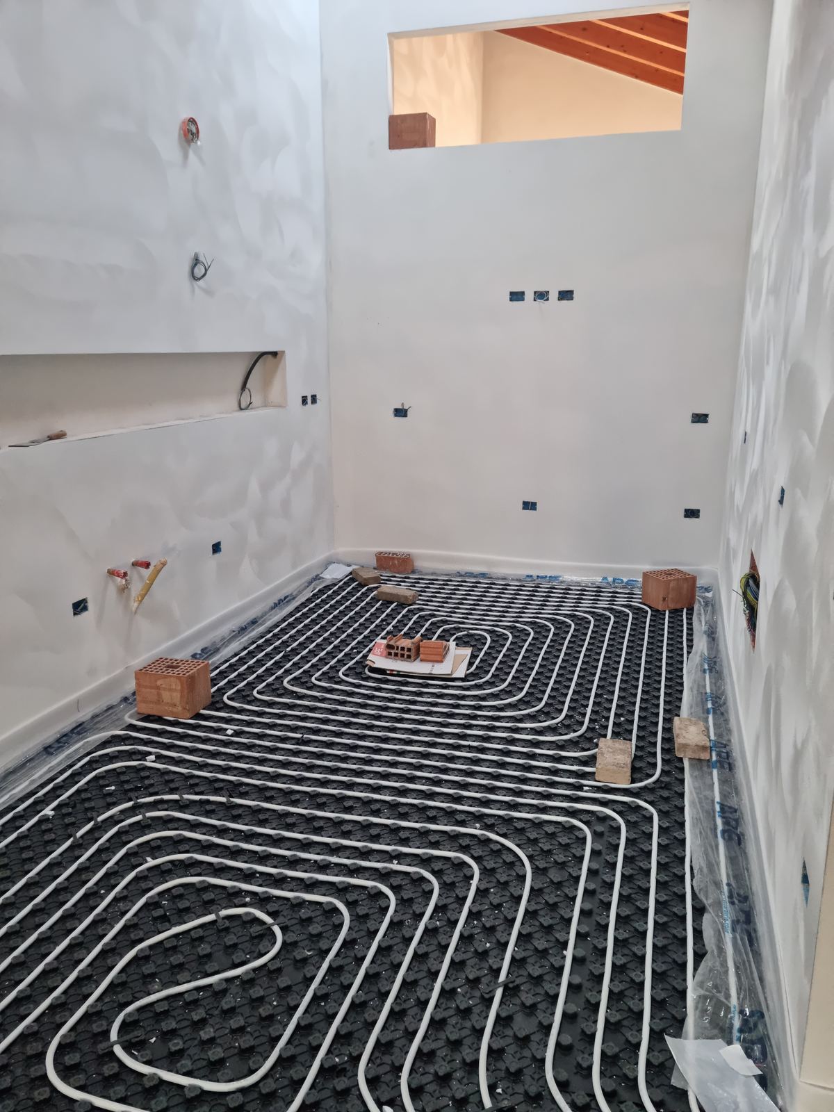 Tubi del riscaldamento a pavimento posati su pannelli isolanti