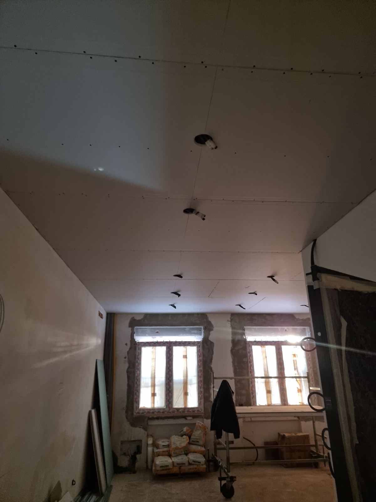 Ambiente interno con predisposizioni impiantistiche visibili durante il cantiere