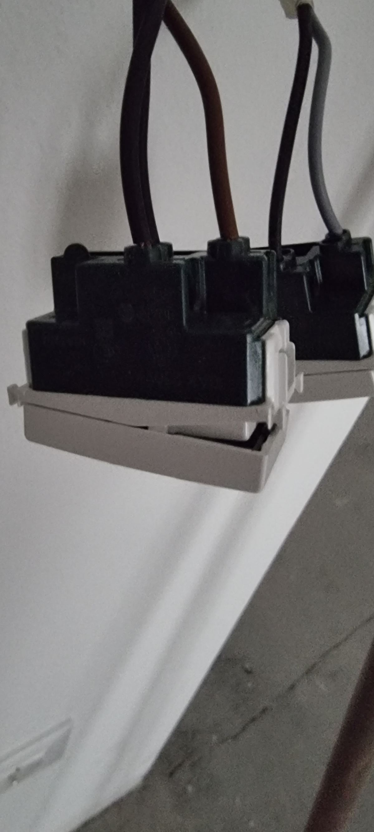 Dettaglio di componenti elettrici durante la posa degli impianti