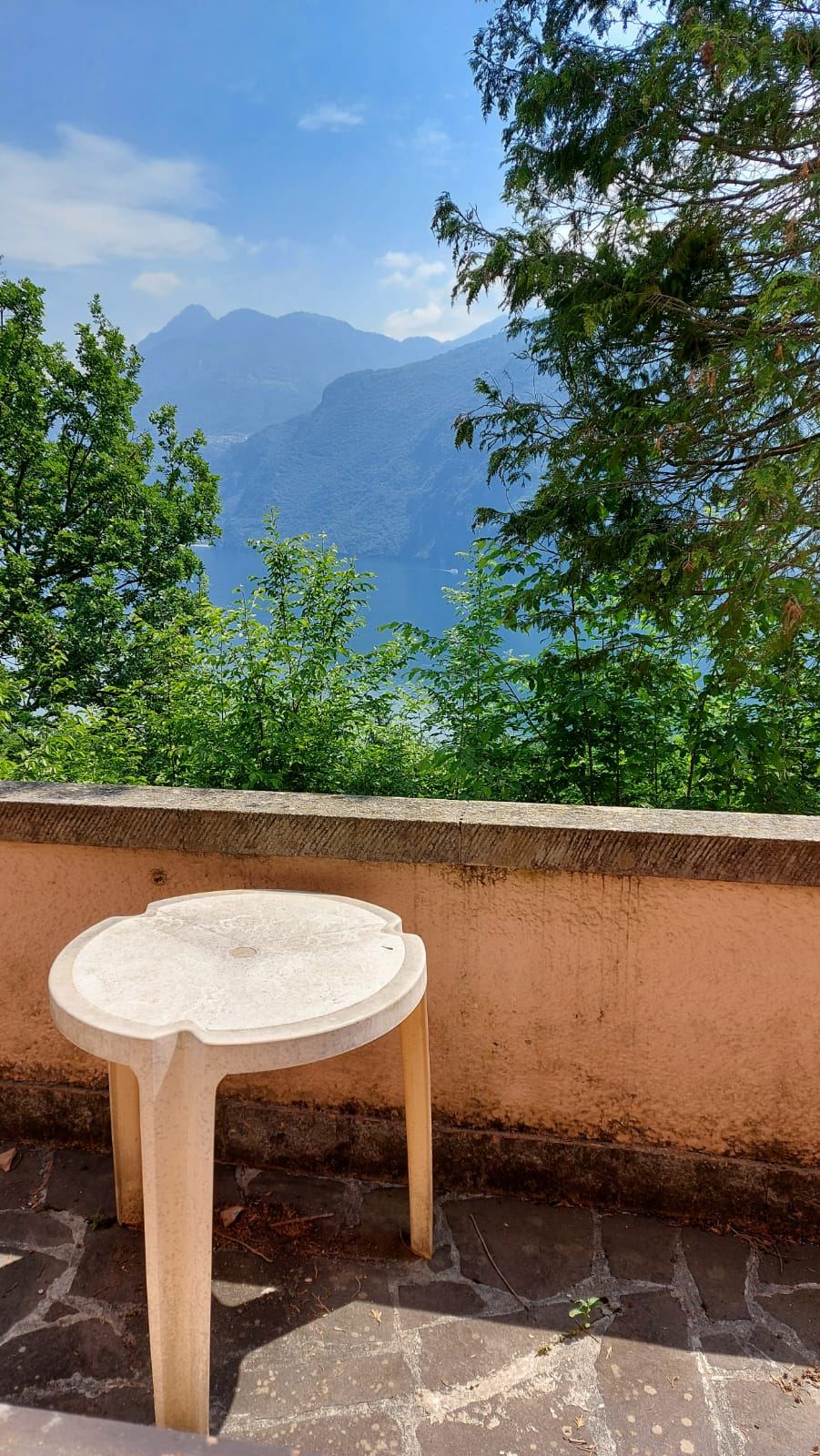 Terrazza esterna di un ristorante ripristinata con vista sulle montagne