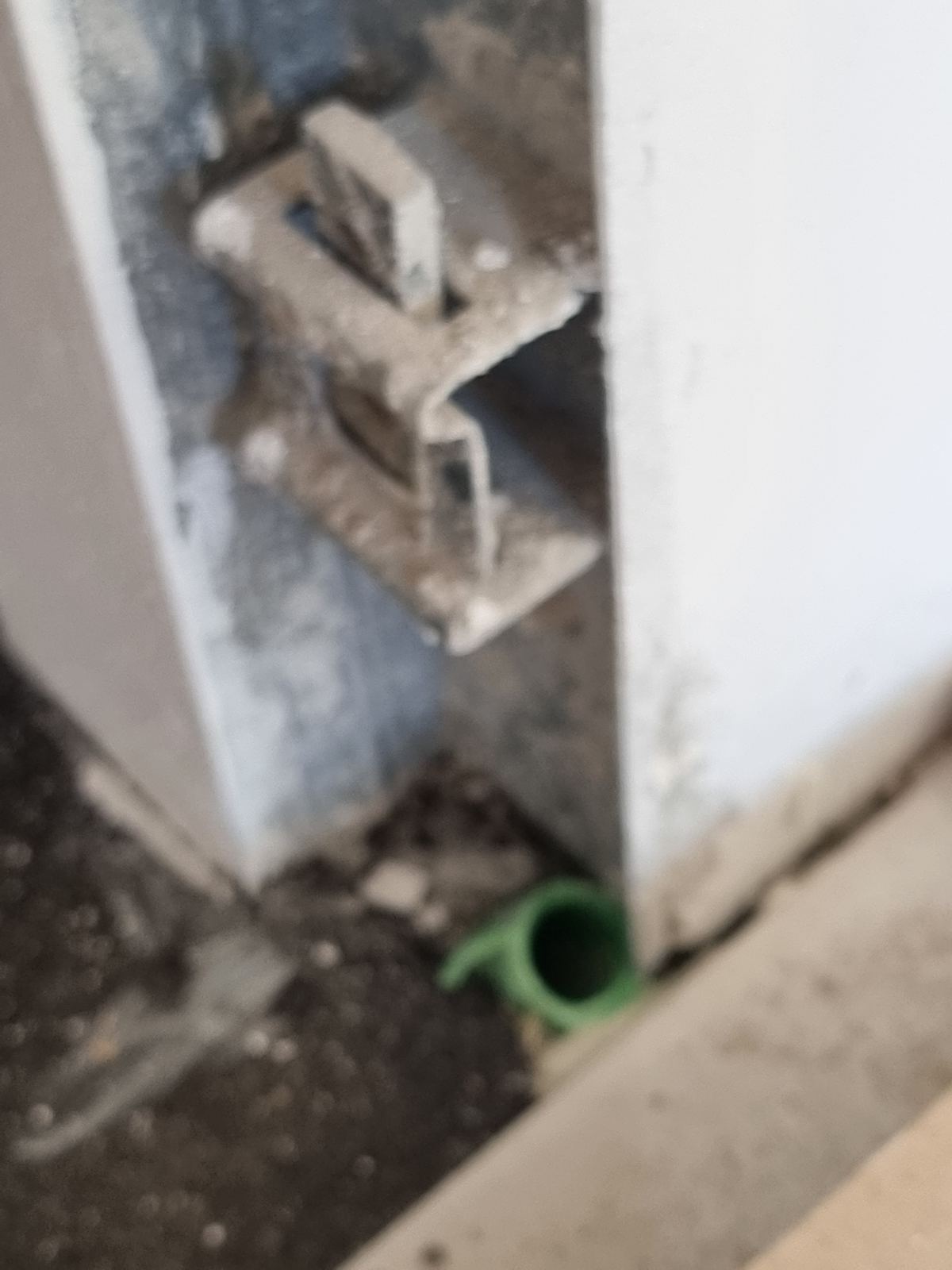Dettaglio tecnico di tubazioni e componenti durante una lavorazione di cantiere