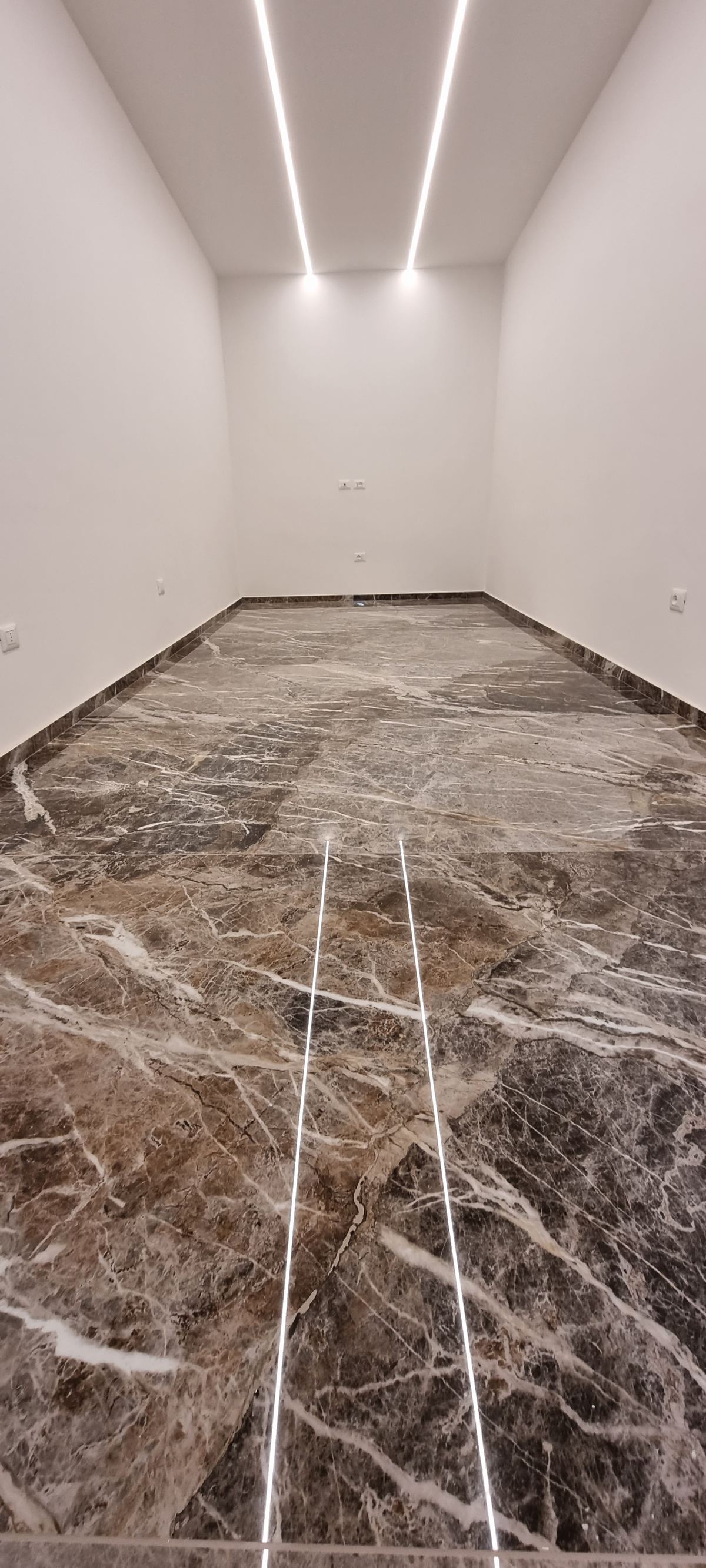 Ambiente interno con finiture in pietra fotografato durante la posa