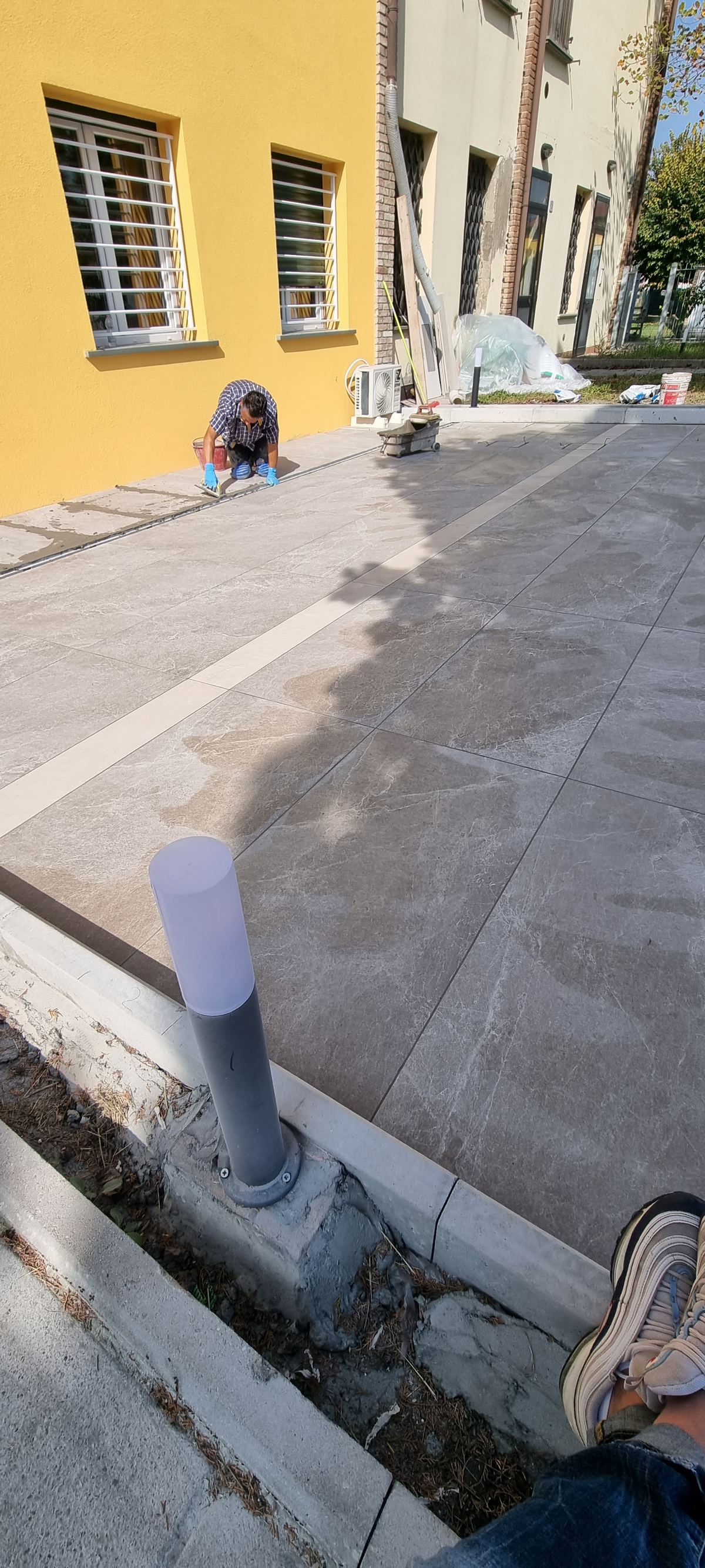 Stuccatura di un pavimento esterno durante una lavorazione di cantiere
