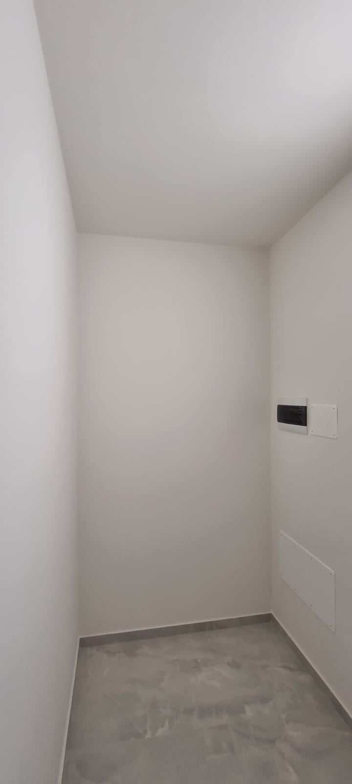 Cabina armadio interna completata con pareti e pavimento finiti