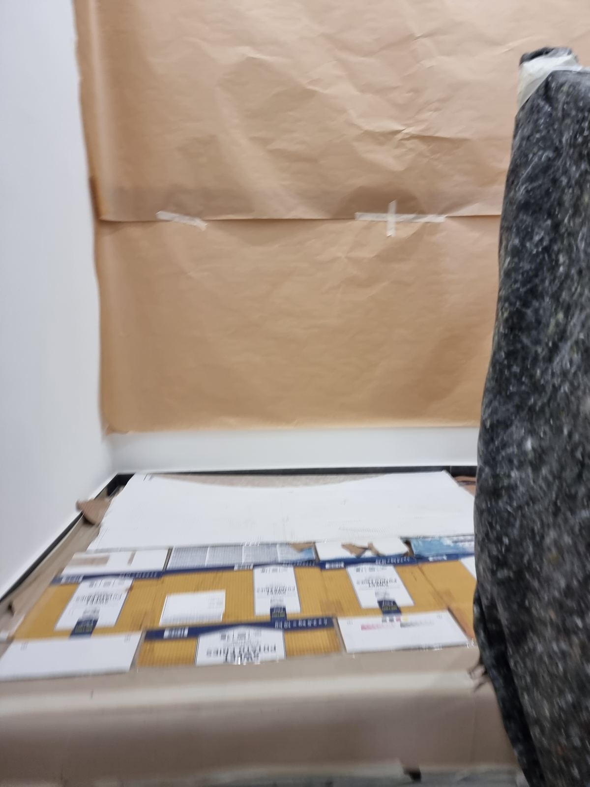 Materiali e superfici protetti durante una fase di lavorazione in cantiere