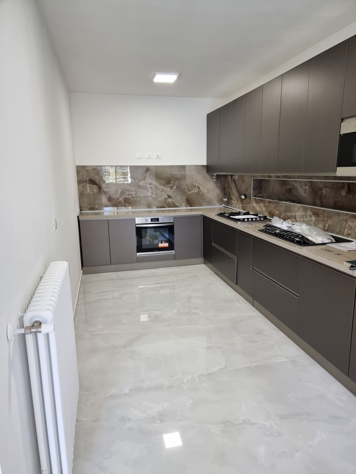 Ambiente interno con superfici continue e materiali pronti per la posa