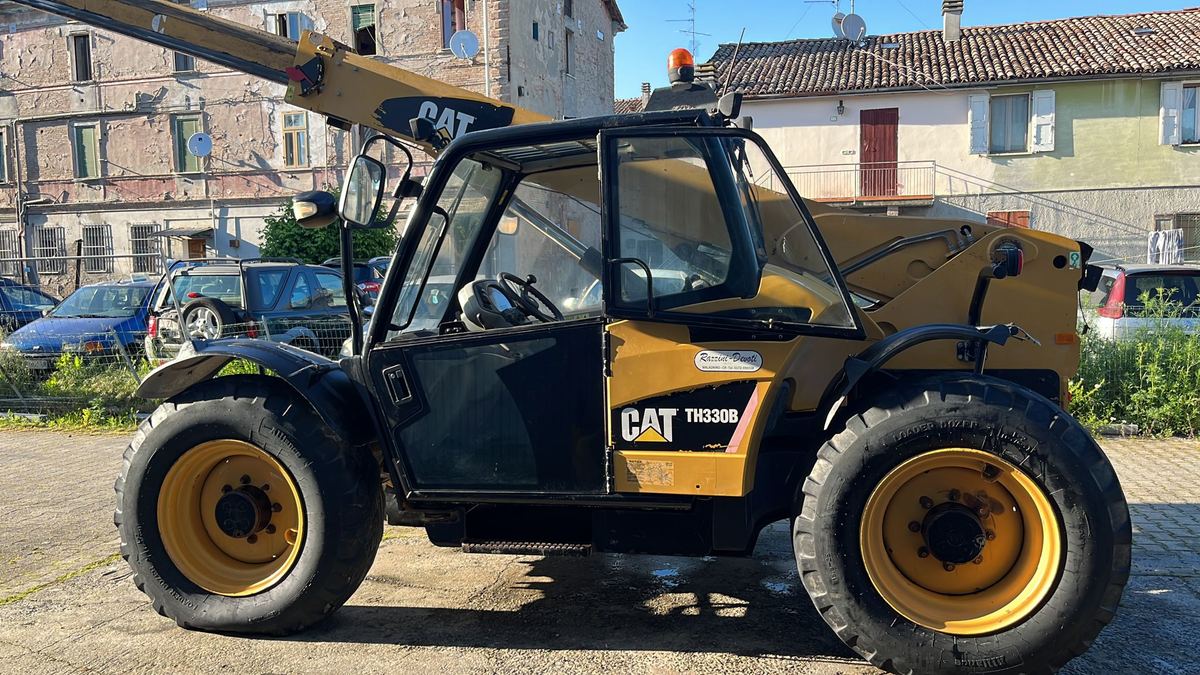 Mezzo operativo fotografato all'esterno durante una lavorazione edilizia