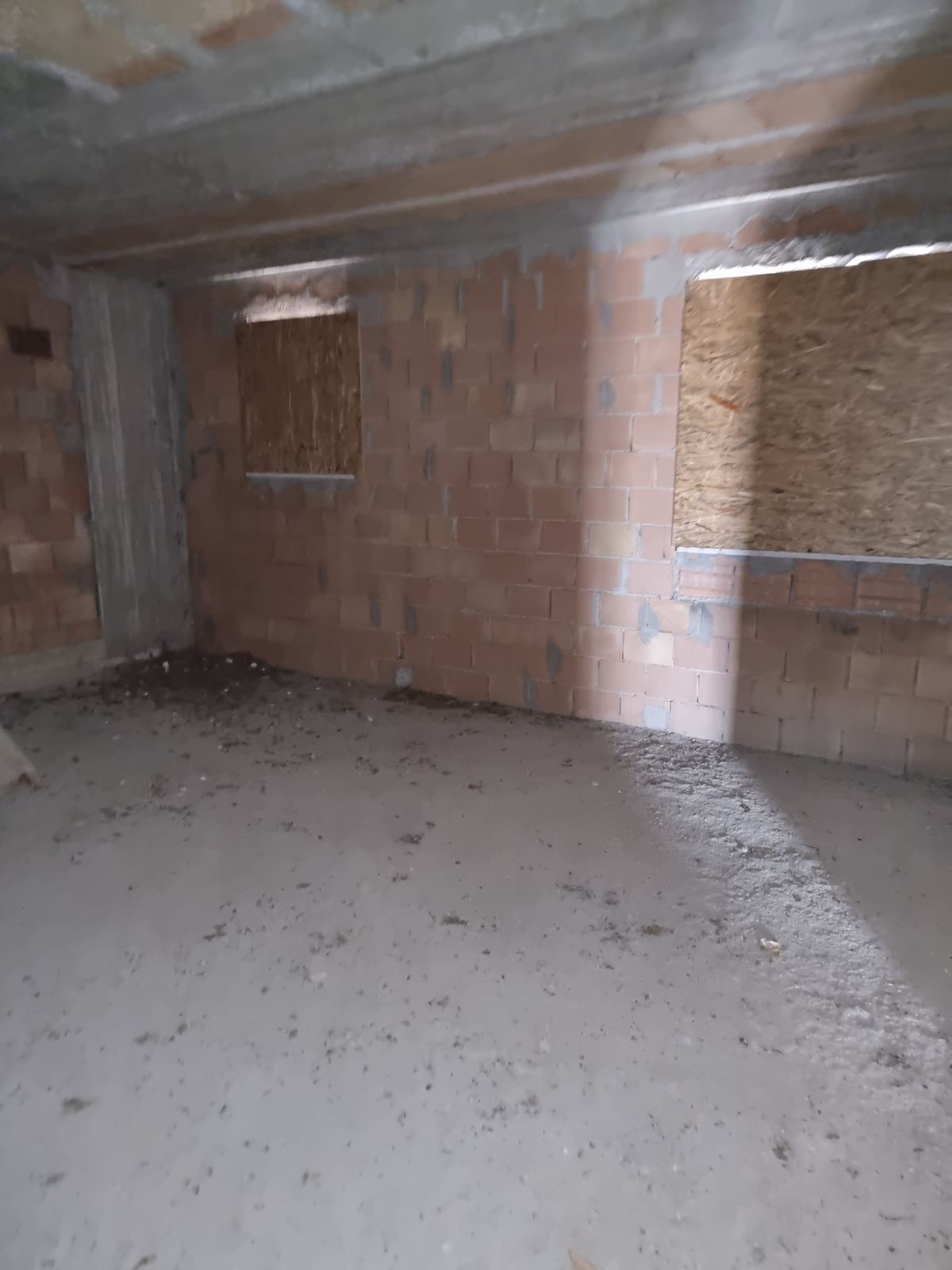 Ambiente interno in fase di costruzione con muratura a vista