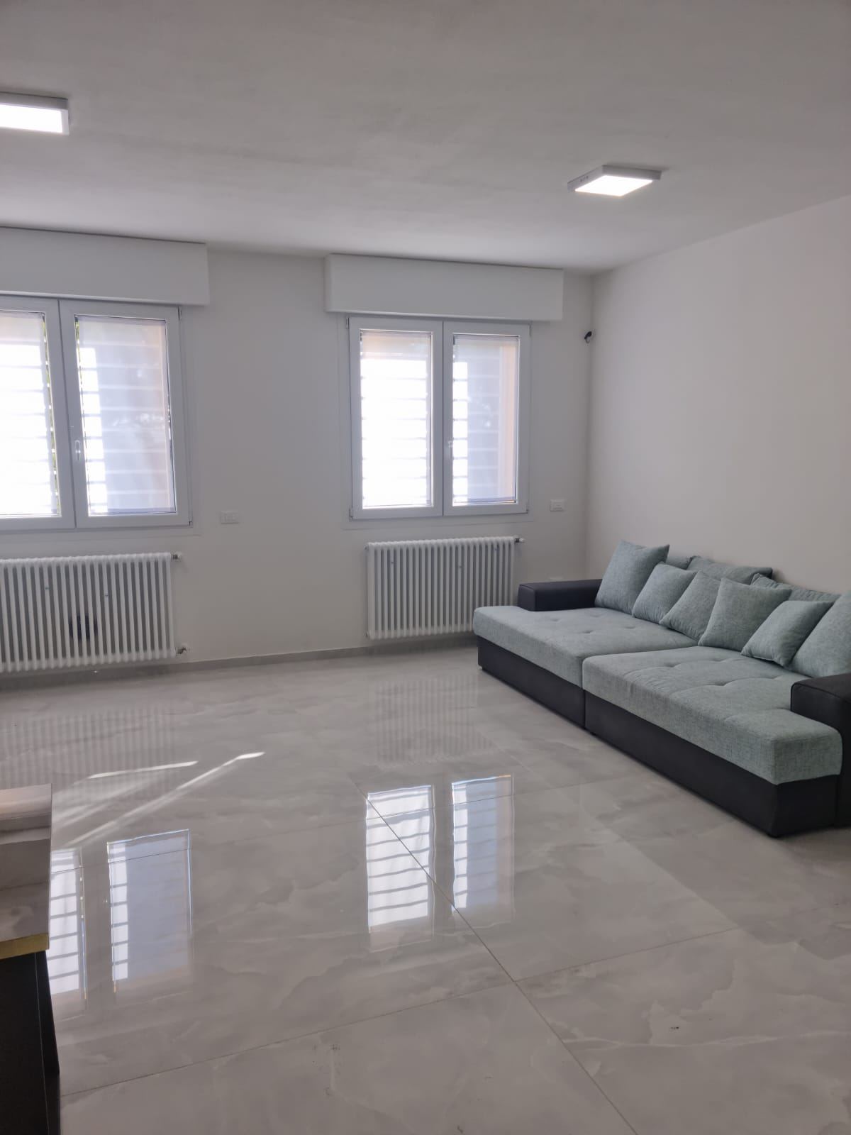 Ambiente interno luminoso con pavimento e finiture completate